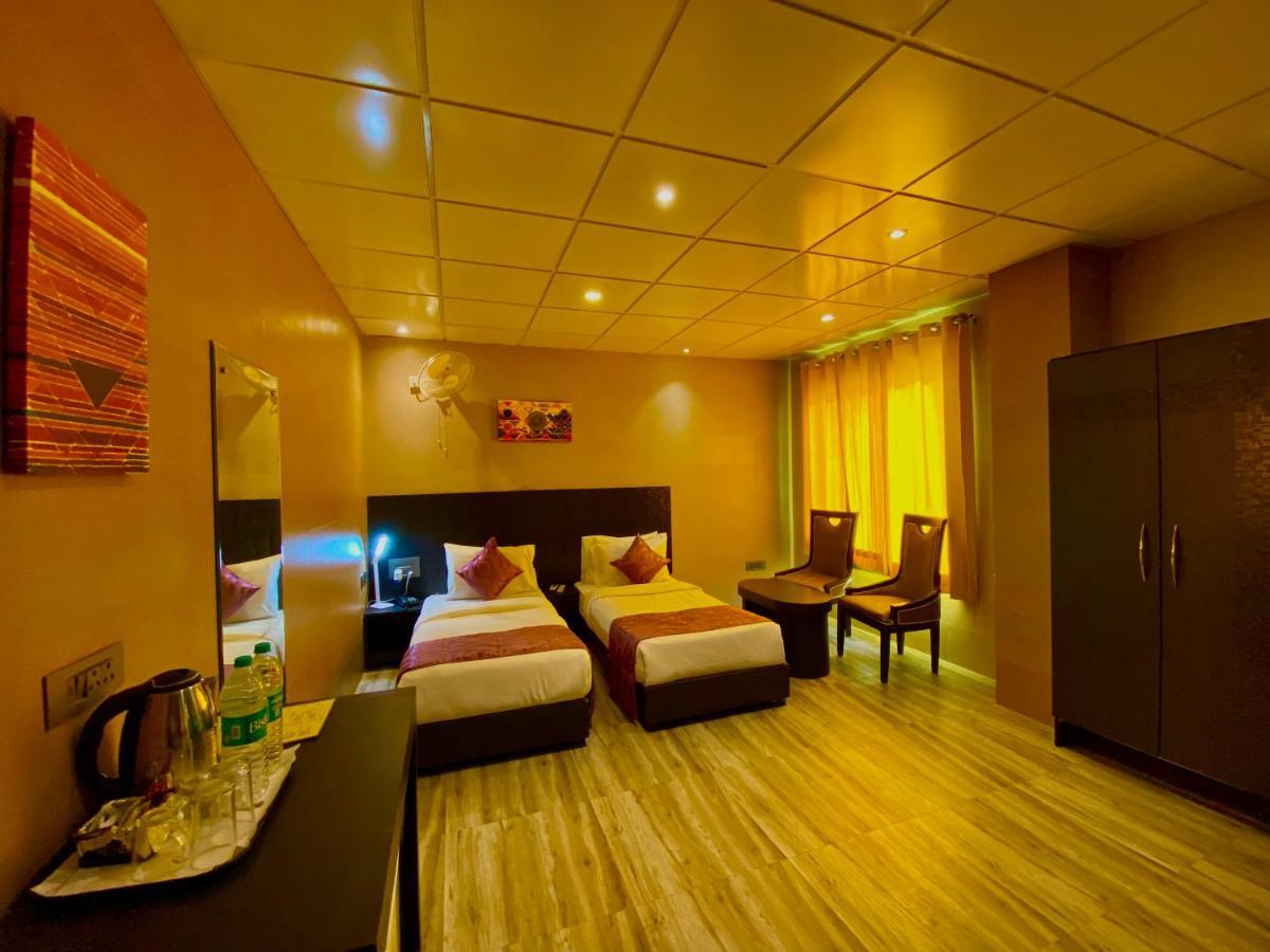Ace Prime Hotel Велика Нойда Екстер'єр фото