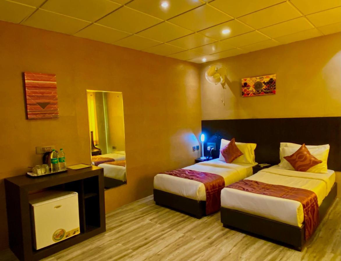 Ace Prime Hotel Велика Нойда Екстер'єр фото
