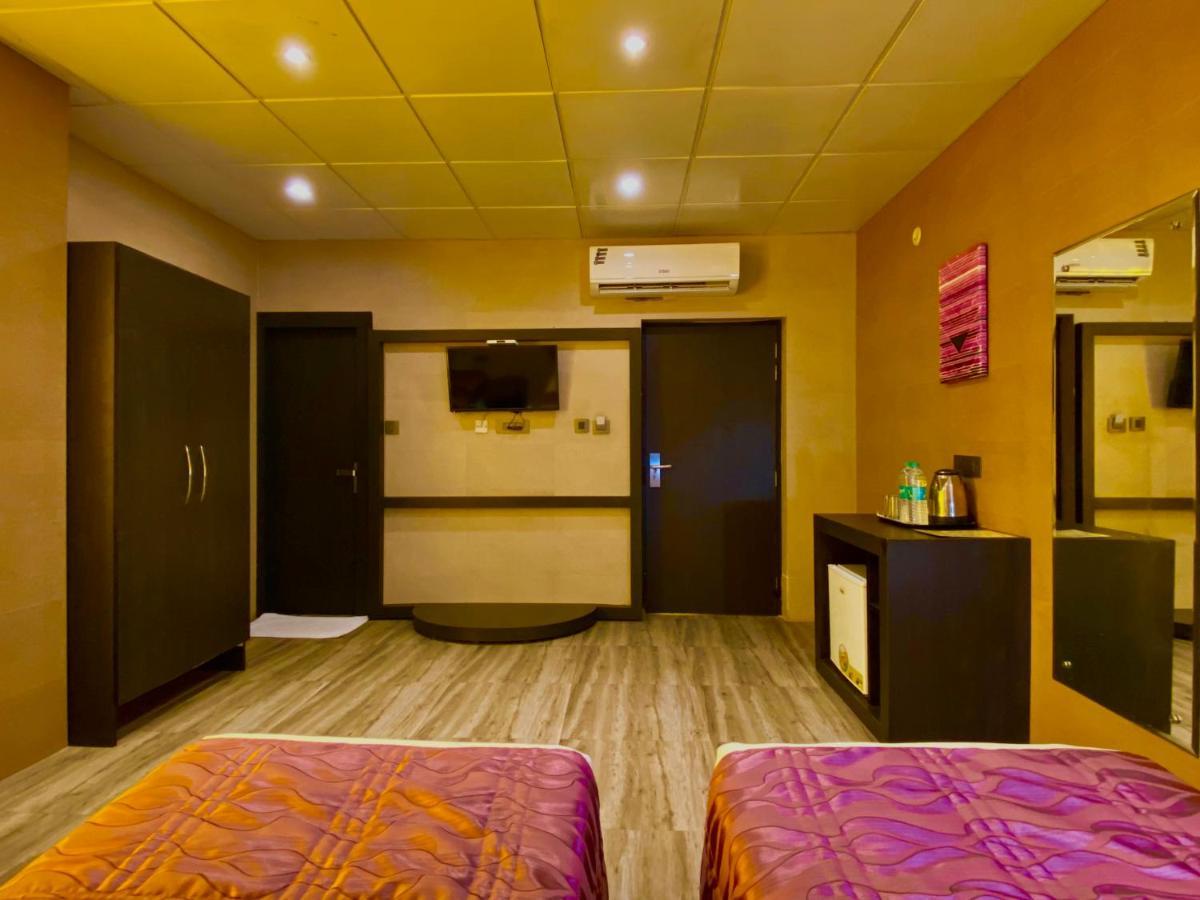 Ace Prime Hotel Велика Нойда Екстер'єр фото