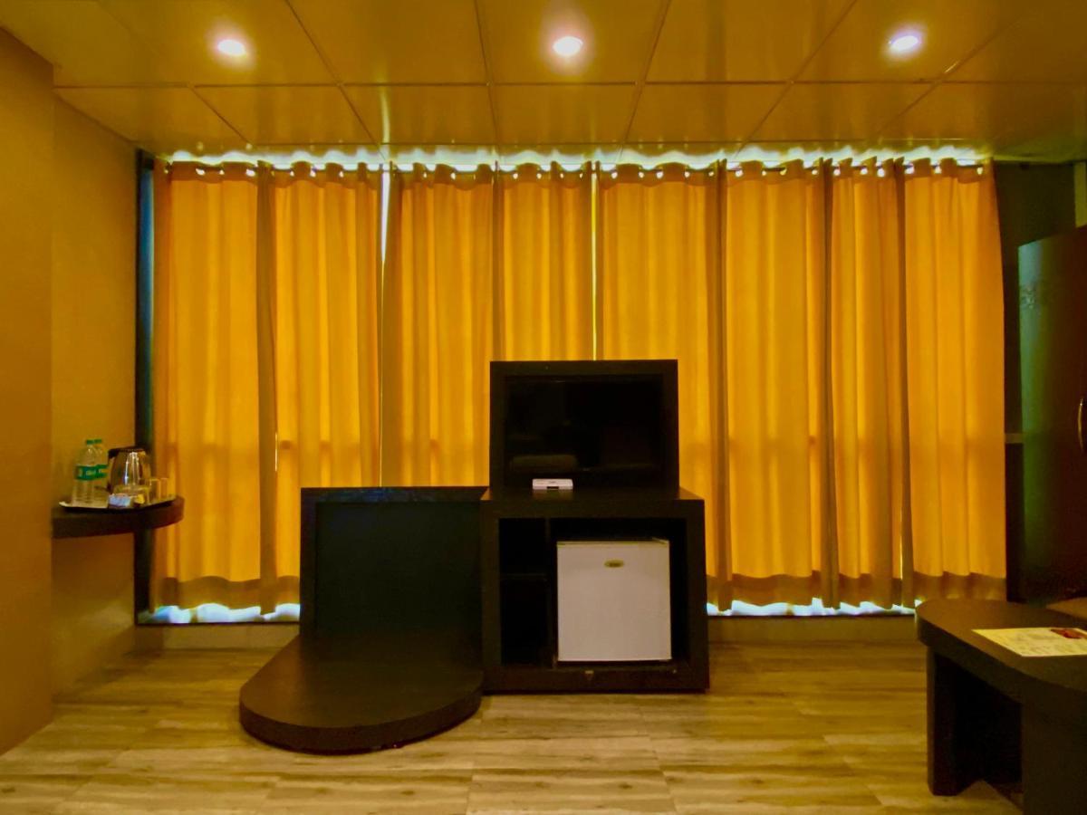 Ace Prime Hotel Велика Нойда Екстер'єр фото