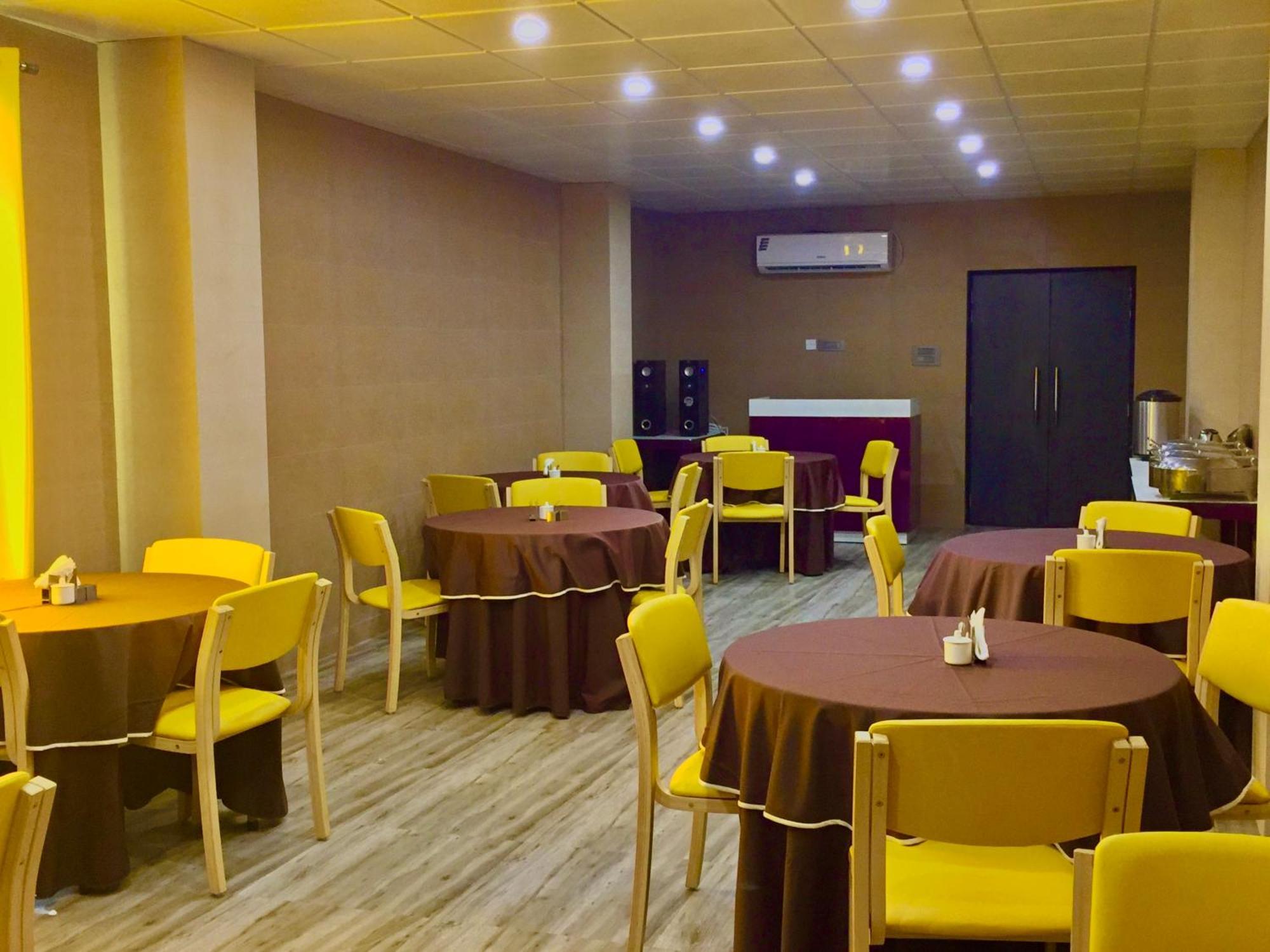 Ace Prime Hotel Велика Нойда Екстер'єр фото