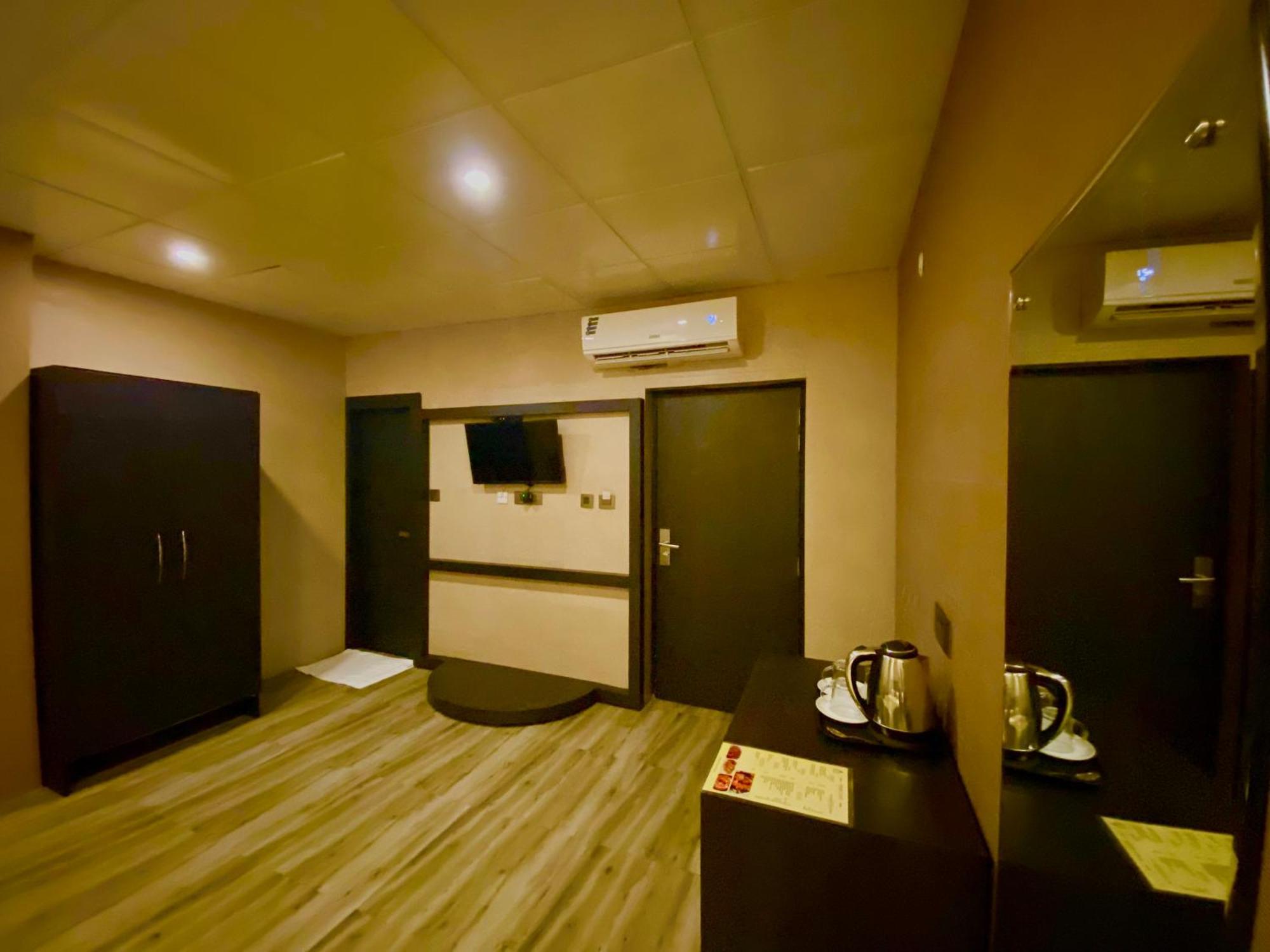 Ace Prime Hotel Велика Нойда Екстер'єр фото