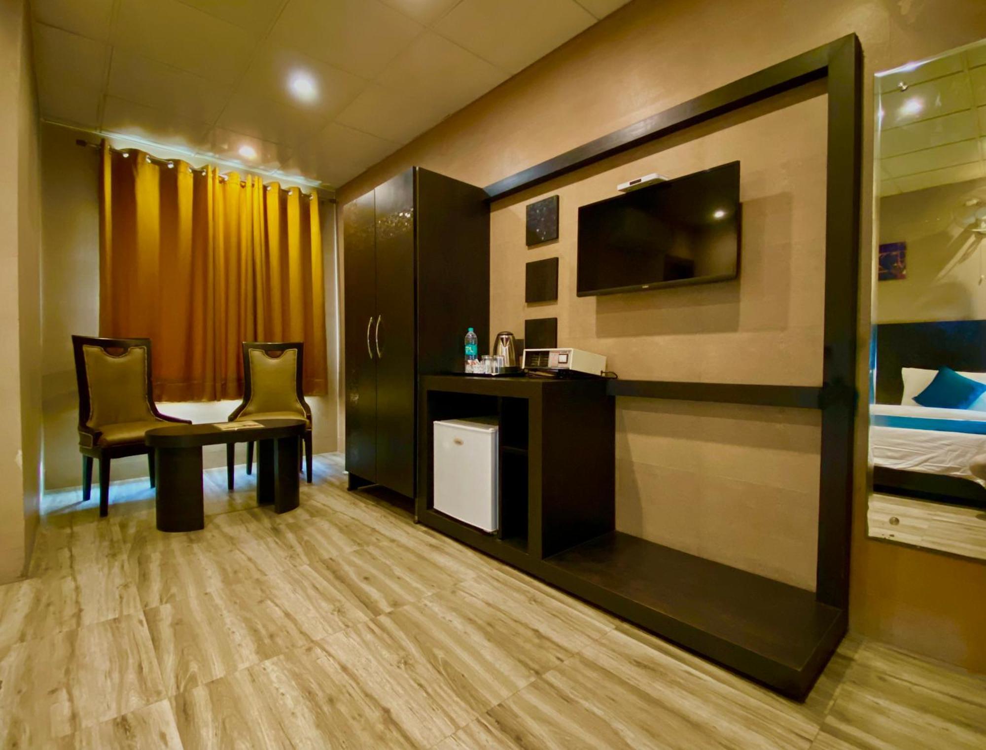 Ace Prime Hotel Велика Нойда Екстер'єр фото