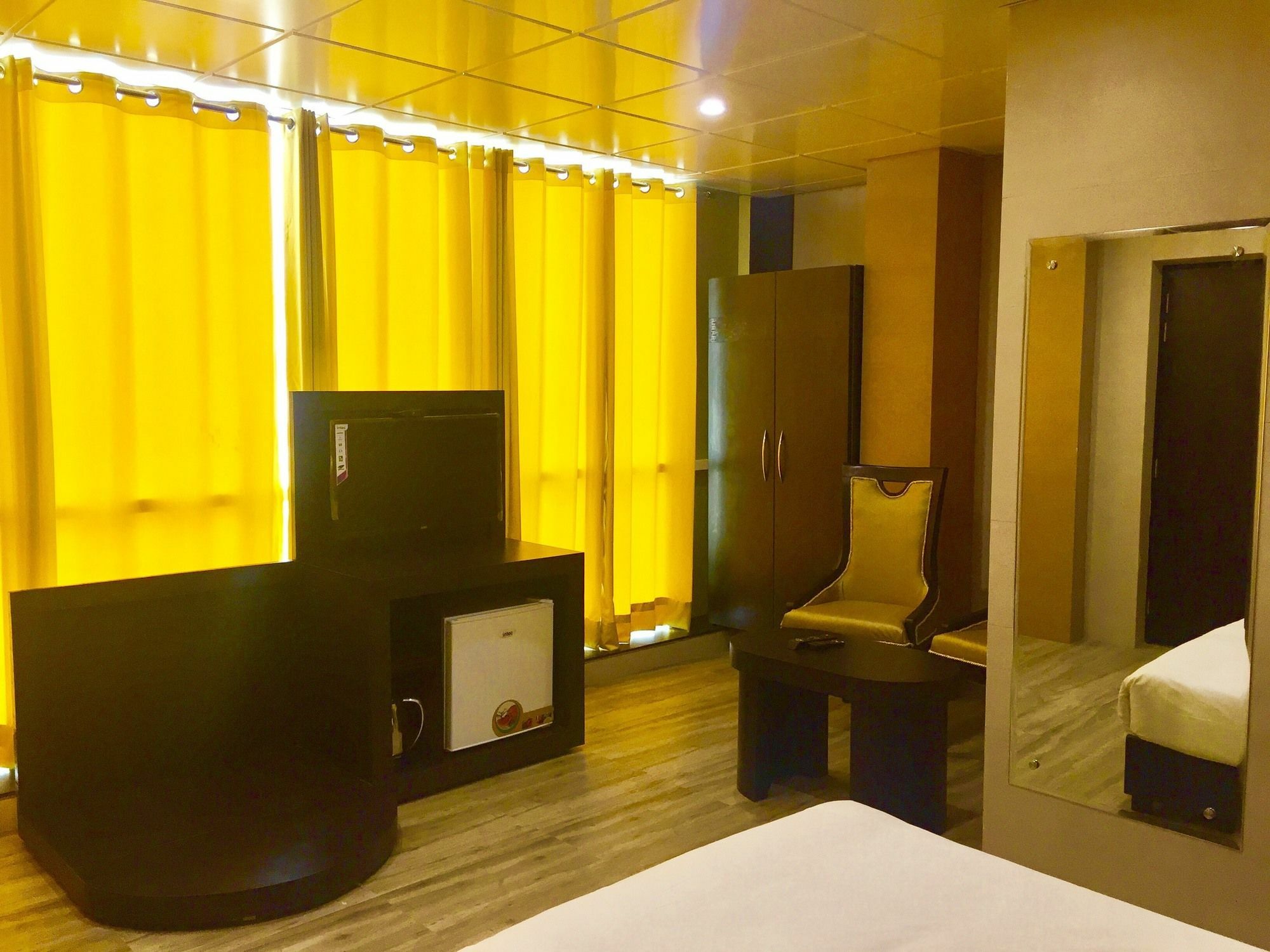 Ace Prime Hotel Велика Нойда Екстер'єр фото