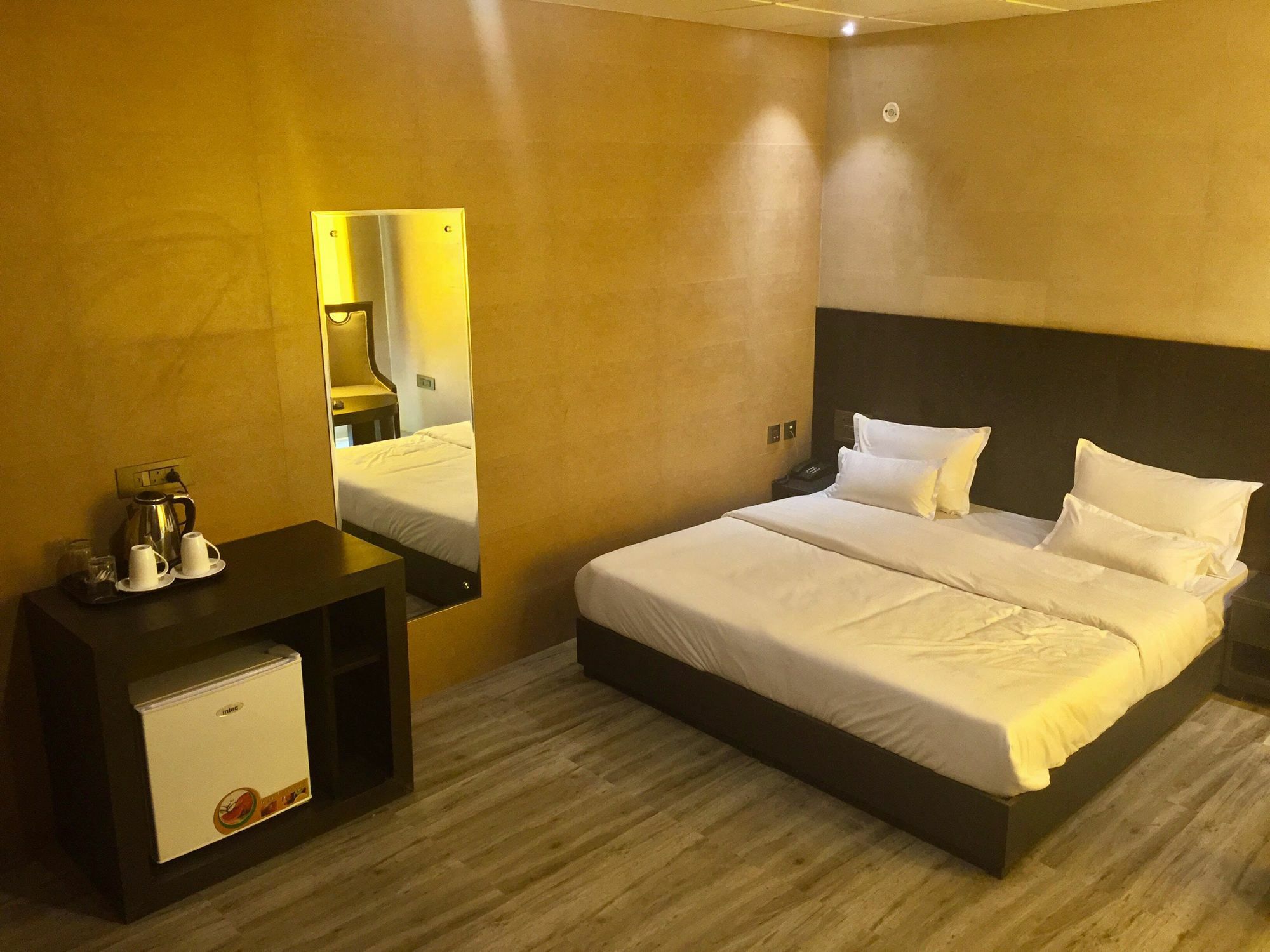 Ace Prime Hotel Велика Нойда Екстер'єр фото