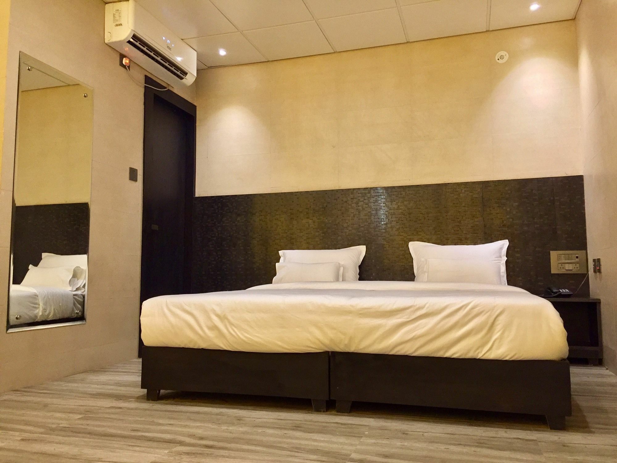 Ace Prime Hotel Велика Нойда Екстер'єр фото