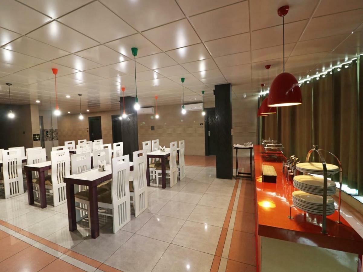 Ace Prime Hotel Велика Нойда Екстер'єр фото