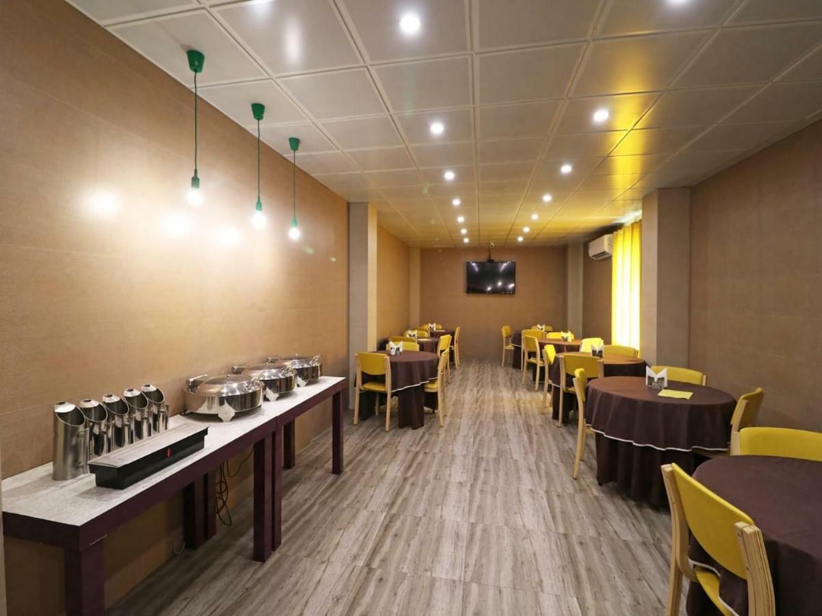 Ace Prime Hotel Велика Нойда Екстер'єр фото