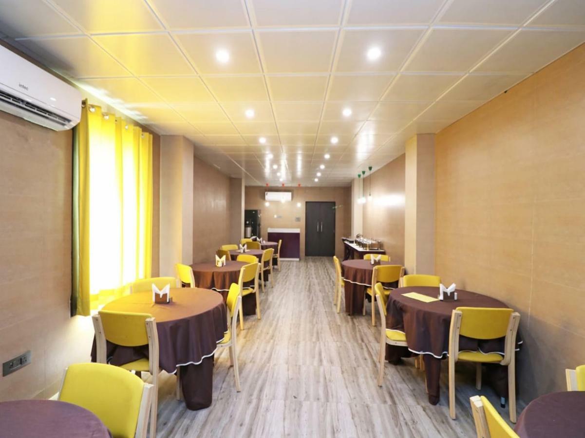 Ace Prime Hotel Велика Нойда Екстер'єр фото
